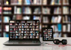 ノートPCとタブレットおよび背景にあるのがすべて同じ本棚の画面、2020年5月30日(土)に開催する東京読書交換会vol.104の広報、本棚は正方形のブックスに小さく区切られている、読書会@オンライン(記事内挿入画像)