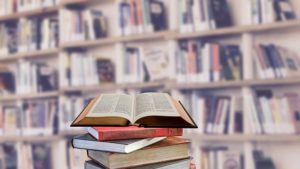 本が数段重なって一番上が開かれている、2020年11月13日(土)に開催する東京読書交換会vol.115の広報、背景の本棚は不透明加工、読書会@オンライン(記事内挿入画像)
