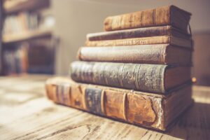 だんだんとサイズが小さくなる本の重なり、2024年11月8日（金）に開催する東京読書交換会vol.248の広報、色調が調和したアンティーク調、読書会＠池袋（記事内挿入画像）