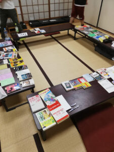 としま産業振興プラザの第2和室、2026年7月25日（土）に開催した東京読書交換会vol.269の活動風景、机の上に並ぶ様々な本、読書会＠池袋（記事内挿入画像）
