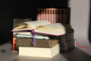 20冊くらいのハードカバー本、2026年10月24日（土）に開催する東京読書交換会 vol.272の広報、カバーの色合いがバランスよく配置されている、読書会＠池袋